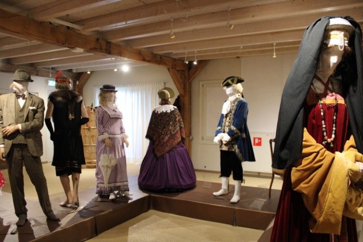 Hoe gaat men in de afgelopen 750 jaar gekleed?