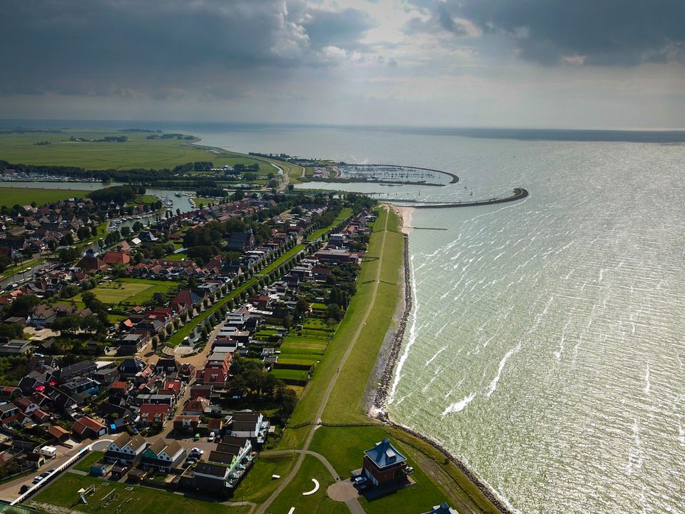 dronebeeld dijk en huizen stavoren