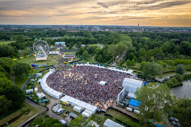 een bovenaanzicht van het Zomerspektakel festival.