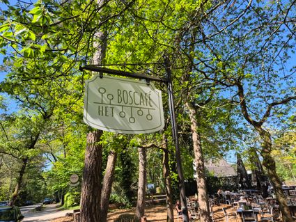 Bord van bossafe met op achtergrond de speeltuin