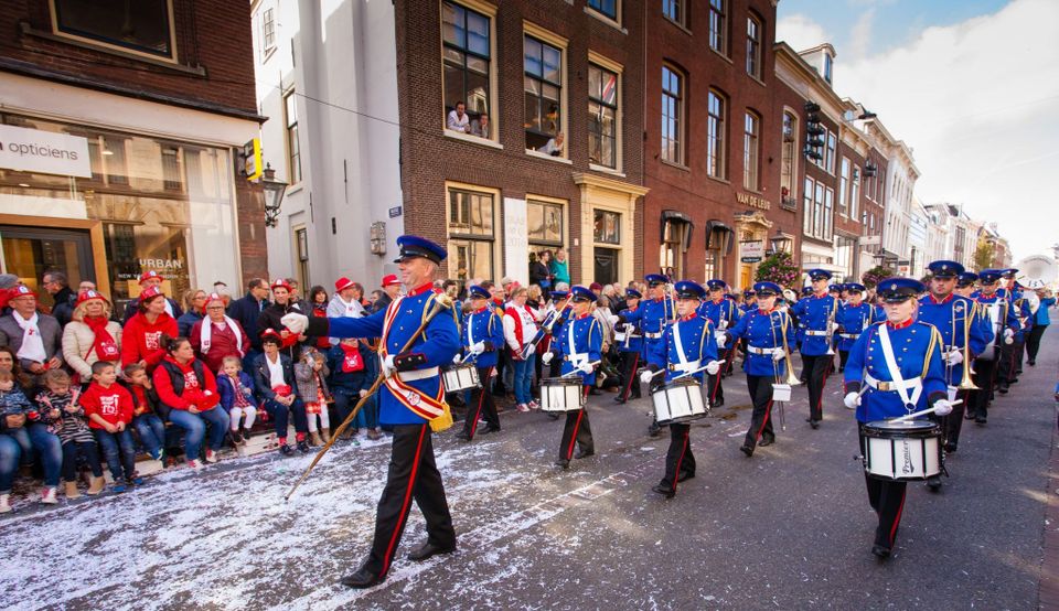 Grote optocht in Breestraat in Leiden