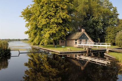 Vervenershuisje in de Weerribben. Karakteristiekhuisje met bruggetje en water.