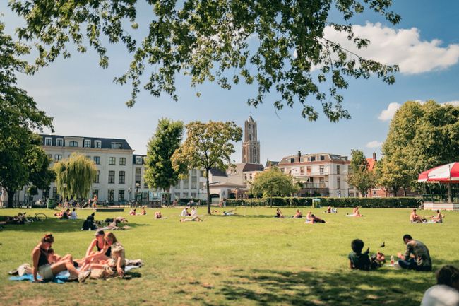 Park in Utrecht met de Domtoren op de achtergrond