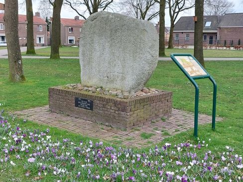 De kei herinnert aan het feit dat de Hollanders zich in 1631 inkochten in de Compagnie van de 5000 Morgen.
