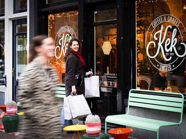 Jonge meid loopt een koffiezaak in Delft binnen