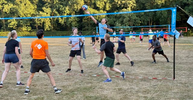 spelers in actie tijdens het buitenvolleybal in Hilversum