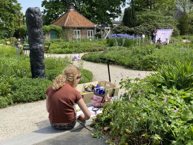 Tekenen in de tuin van Singer Laren