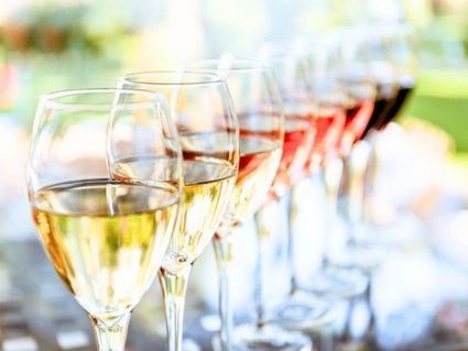 verschillende wijnglazen naast elkaar.