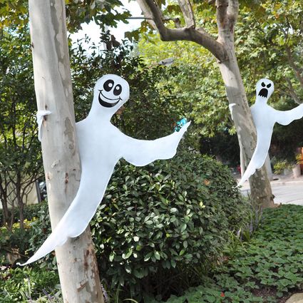 Halloweenversiering met twee witte spoken tussen de bomen, passend bij de Halloweenactiviteiten voor kinderen bij De Oortjeshoeve in Kamerik.