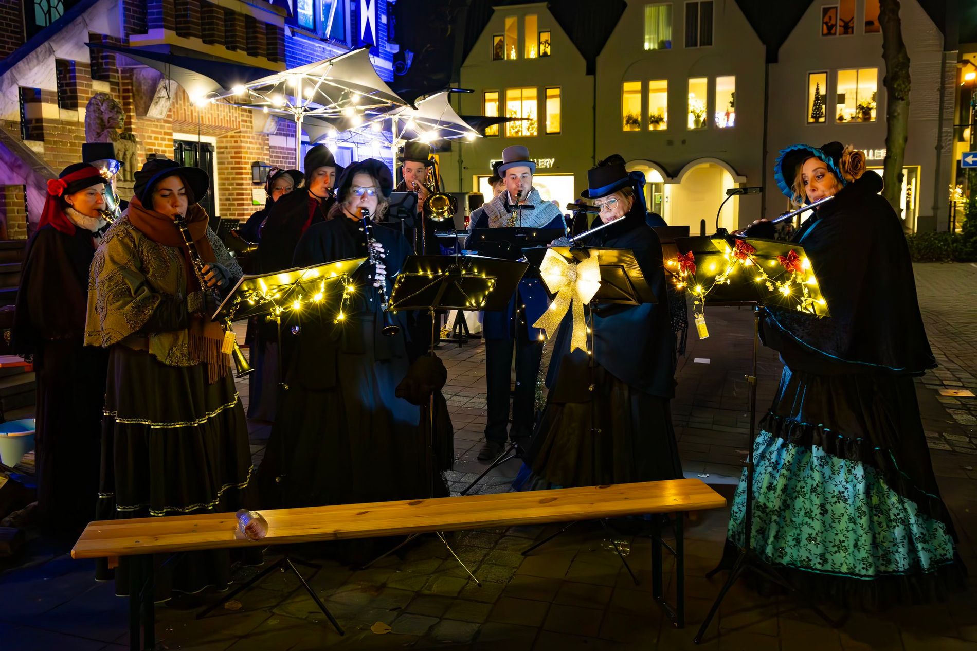 Optreden van een muziekgroep voor het mooie Oude Raadhuis op De Lind in Oisterwijk.