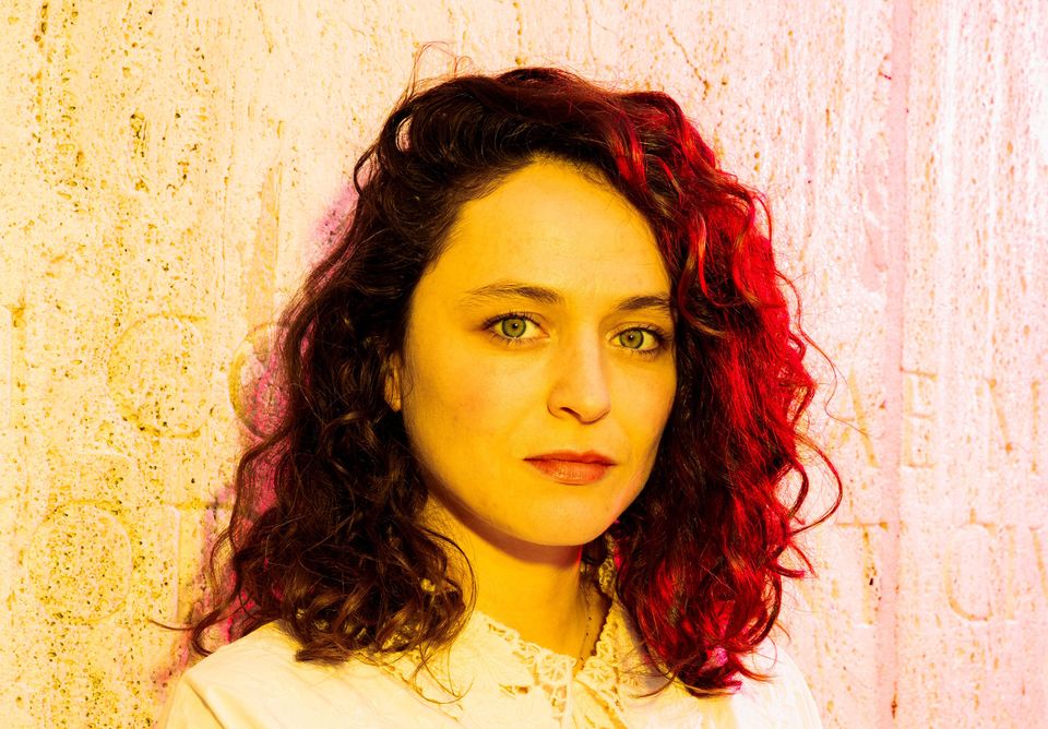 Een foto van een vrouw met geel/rode kleuren