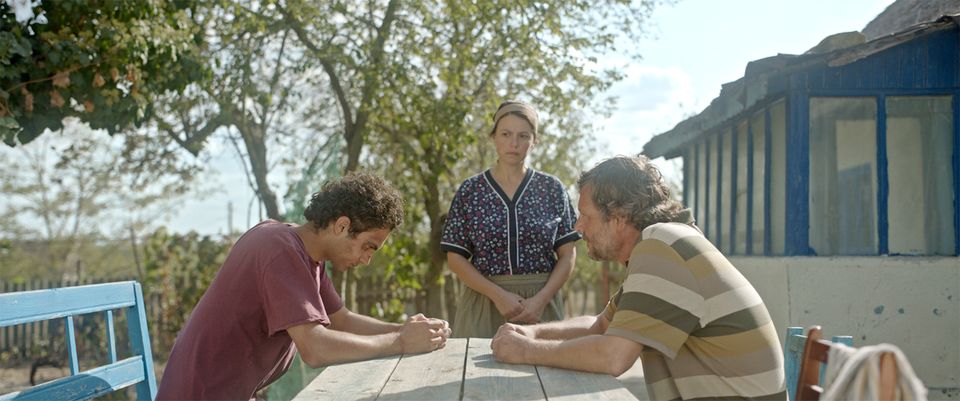 Twee mensen aan tafel