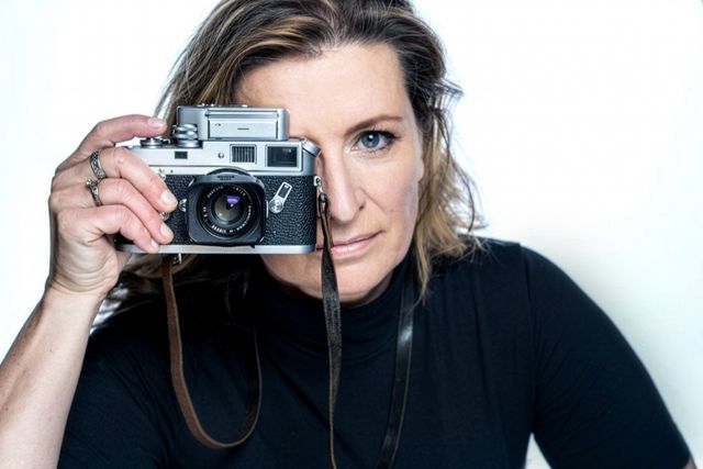 Sacha de Boer kijkt met 1 oog door de fotocamera