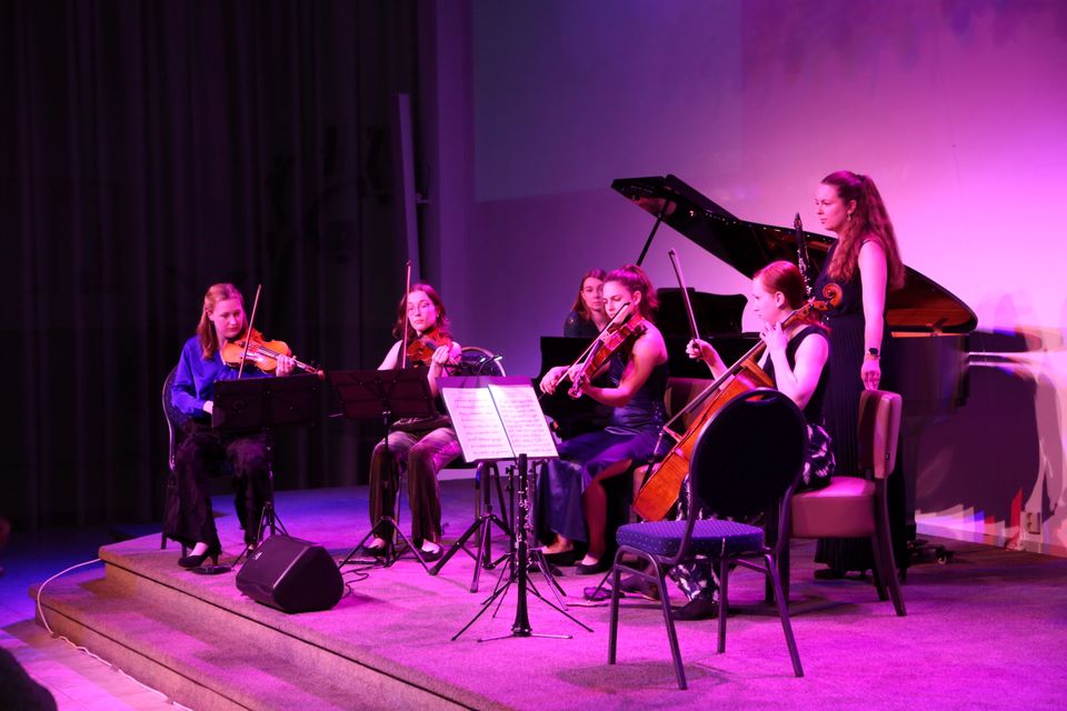 Het StringWood Ensemble op een podium