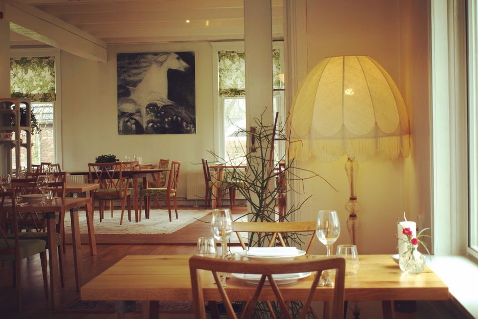 Een restaurant met gedekte tafels.