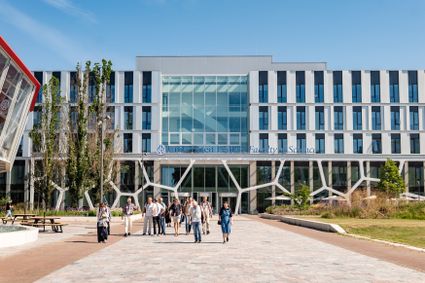 De voorgevel van het Gorlaeus Gebouw, waar de faculteit der Natuurwetenschappen van de Universiteit Leiden is gevestigd.