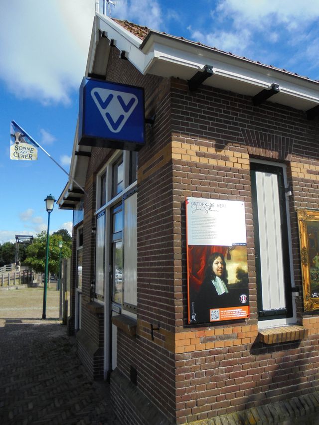 Zijaanzicht van VVV Warmond, in de gemeentehaven.