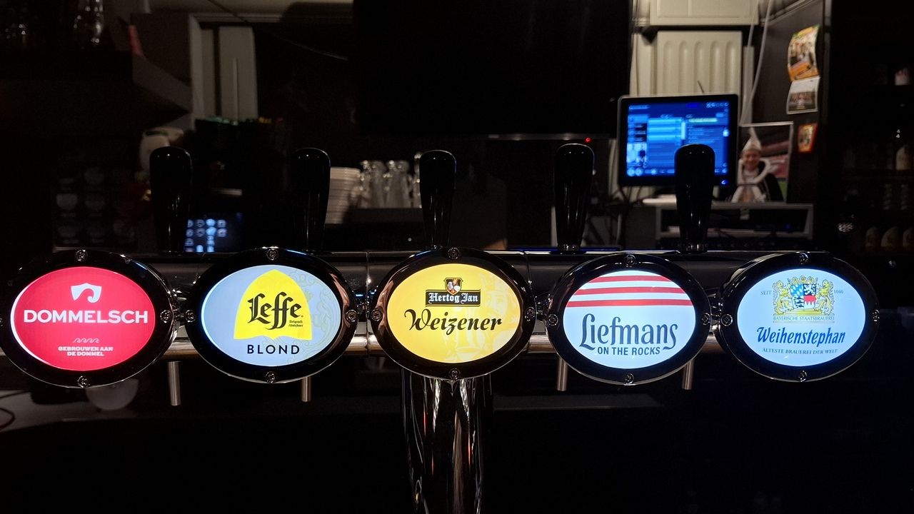 Verschillende bieren aan de tap bij Bar Barmond