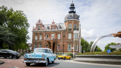 Oldtimer op rotonde bij Museum Jan Cunen