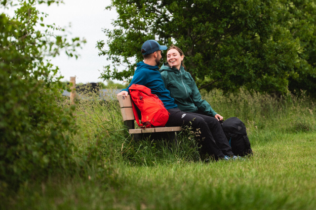 Wanderer auf einer Bank