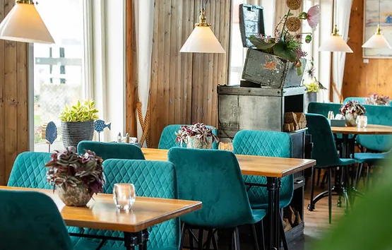 Het interieur van Brasserie Restaurant De Taaketel in Marken aan de haven