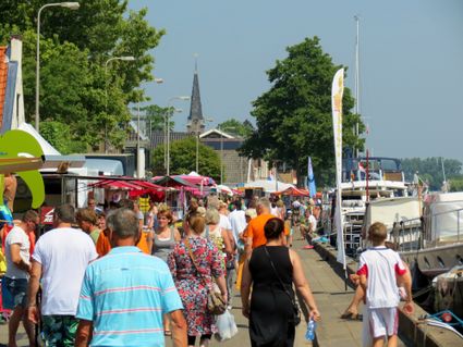 Een lange lint kramen langs de Wetering