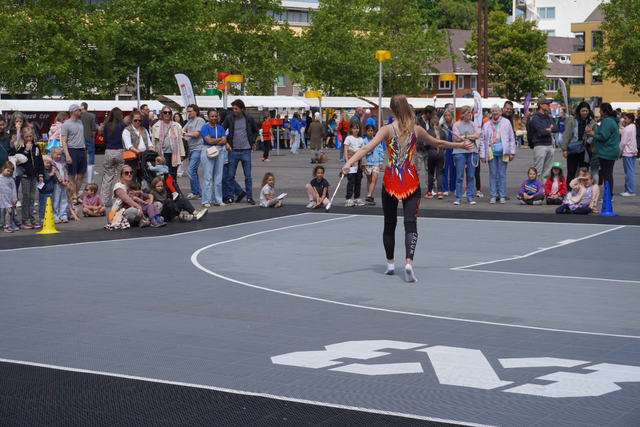 Ritmisch gym uitvoering op het marktplein