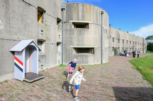 Kinderen bij Fort bij Spijkerboor