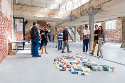 Groep mensen in monumentaal pand van het Europees Keramisch Werkcentrum in Oisterwijk (EKWC)