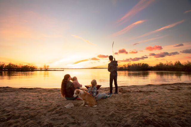 Een gezin met hond op het strand aan het water in Almere, Flevoland