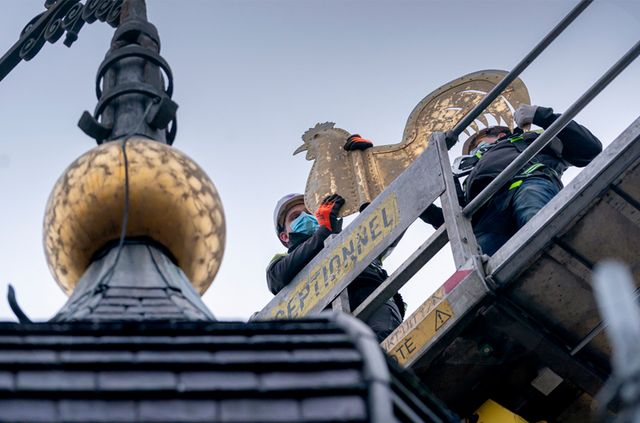 De haan wordt verwijderd van de torenspits.