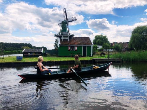 Mensen die in een bootje varen door Oostzaan