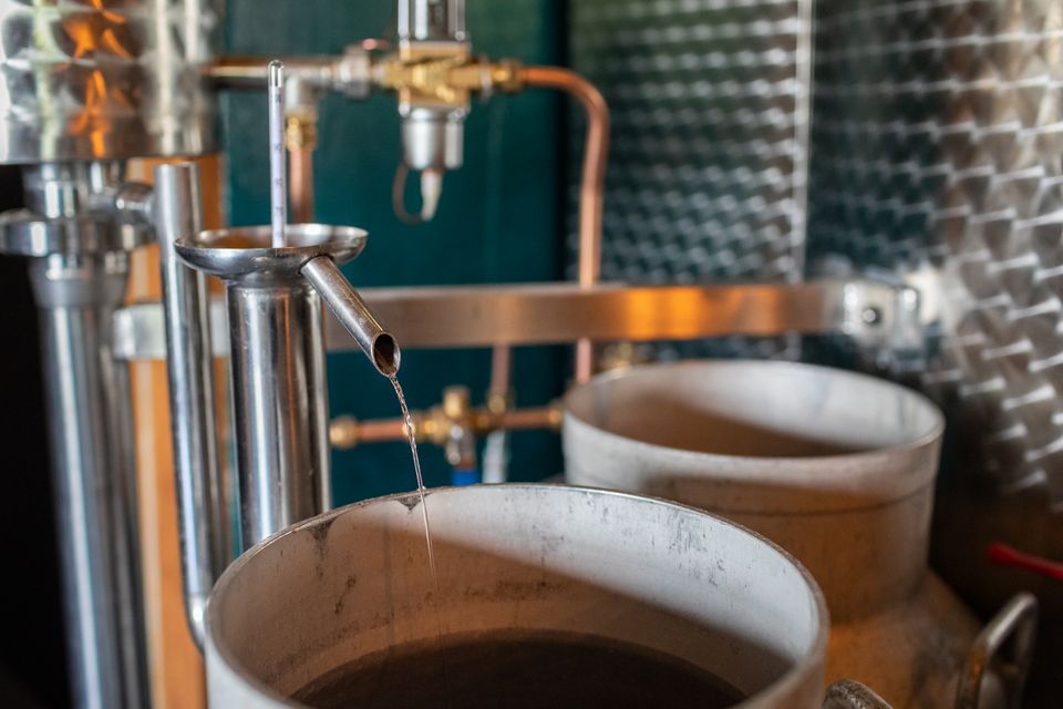 Detail van het distillatieproces bij The Chamberick Distillery in Houten – een ambachtelijk proces met koperen ketels, onderdeel van Hollandse Ambachten Utrecht Region.