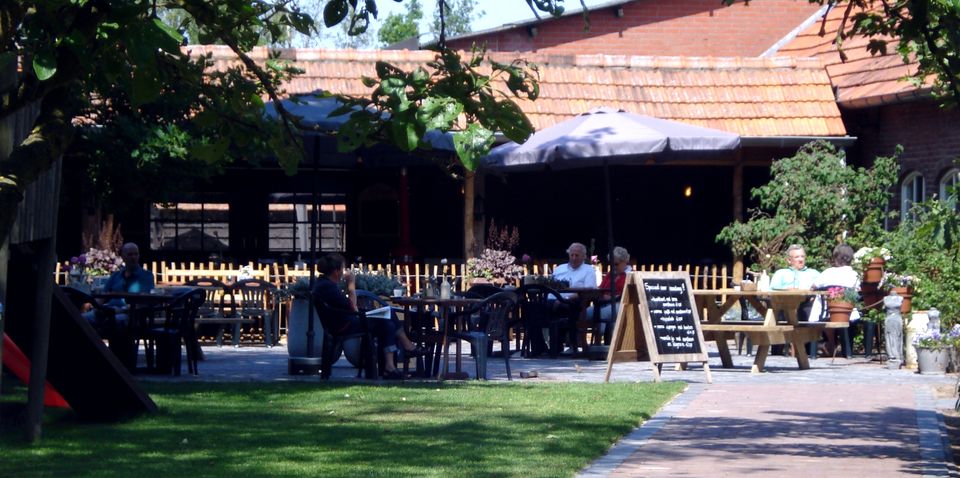 Schaduwrijk terras van De Gerrithoeve.