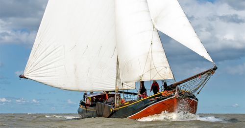 Een zeilschip op het water