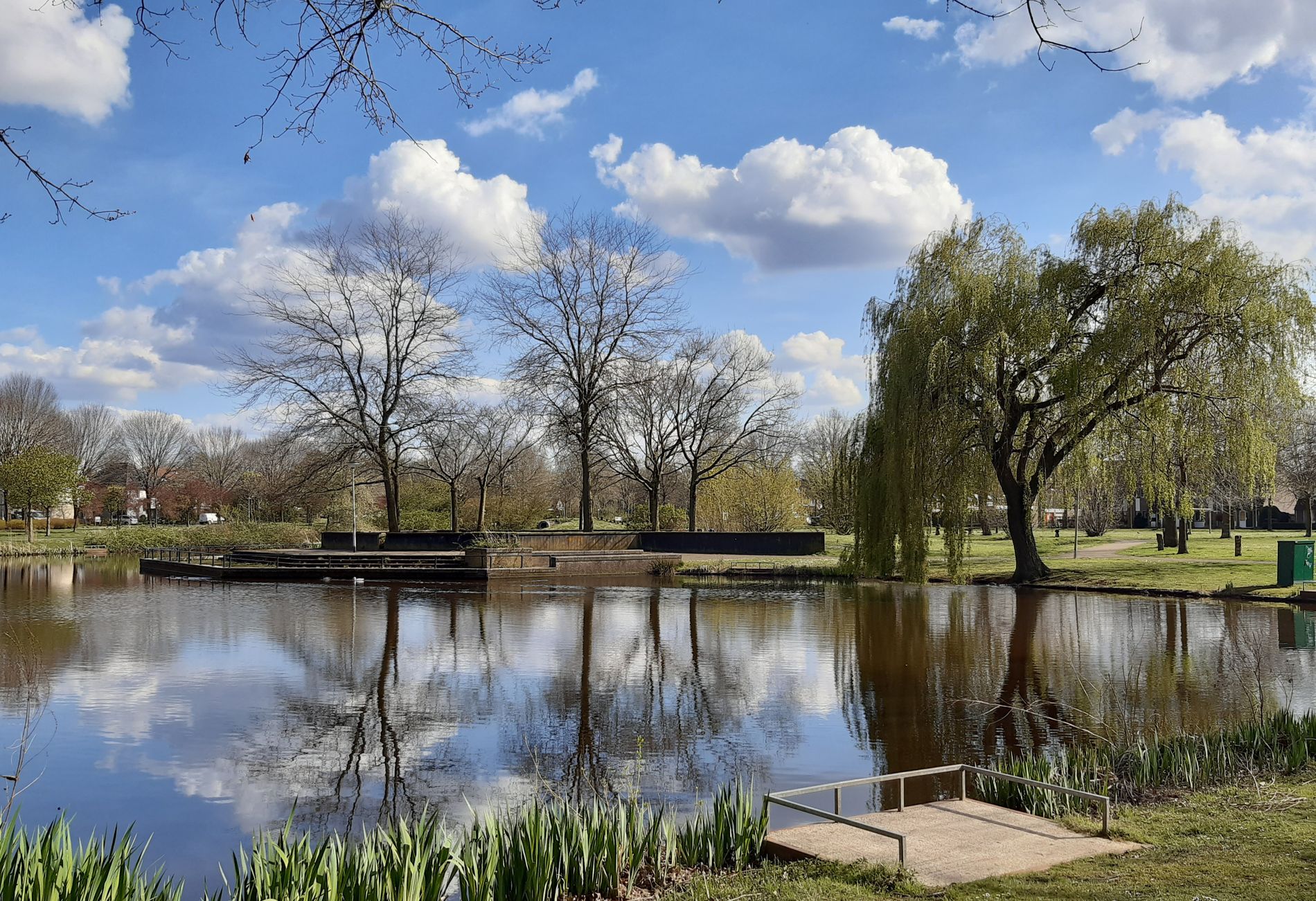 Vlierpark met visvijver voorjaar