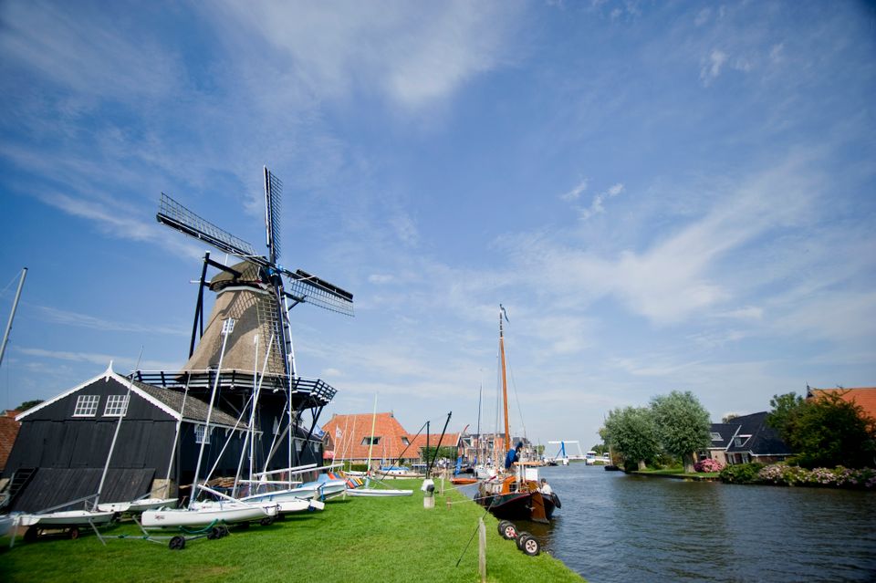 een molen die gevestigd is bij het water in woudsend