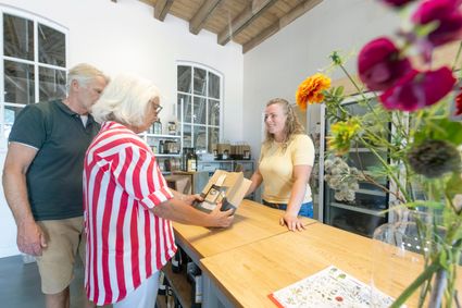 Echtpaar dat streekproducten koopt bij Hoeve Koning Willem III in Frederiksoord