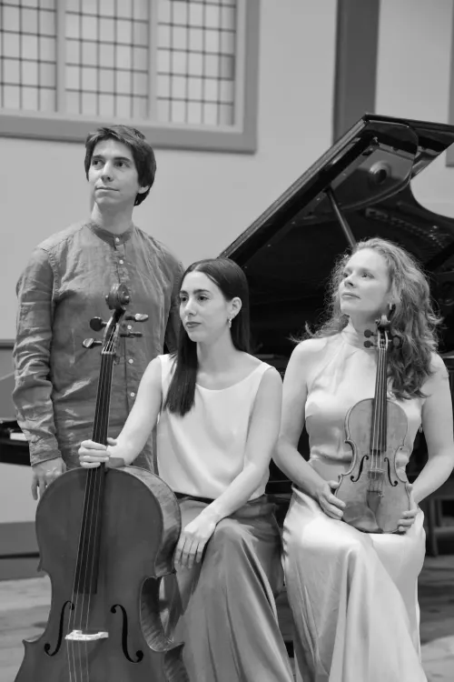 Trio Jakob met een vleugel op de achtergrond