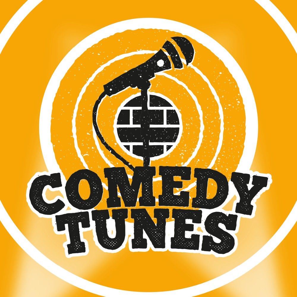 Affiche in geel met witte ringen en in het zwart een microfoon getekend en de letters Comedy Tunes.