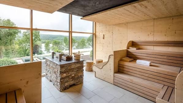 Binnen in de sauna