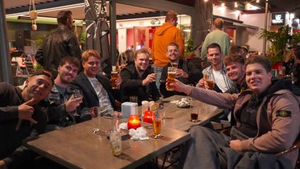 Jongeren op terras