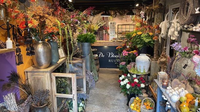 De Bloemenschuur vol verse bloemen en heerlijk geurende boeketten.