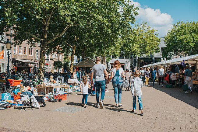 Markten Amersfoort - Bloemenmarkt Lieve Vrouwekerkhof - Gezin wandelend langs markt