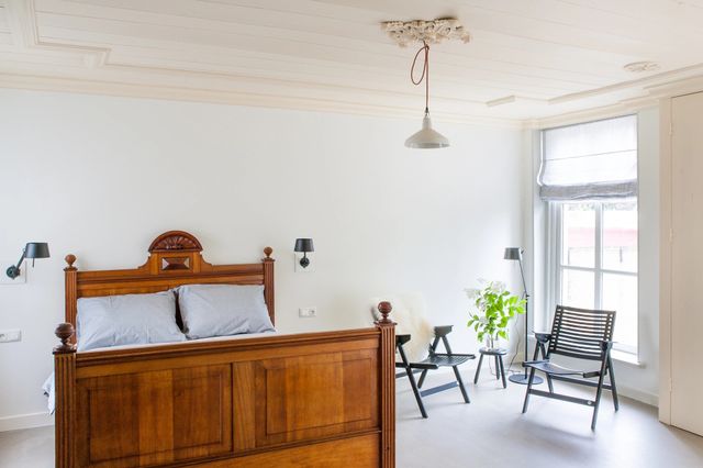 slaapkamer in een van de appartementen van it Bûterhûs in balk