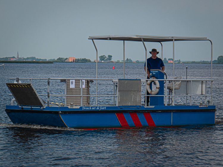 De schipper staat trots op zijn pont