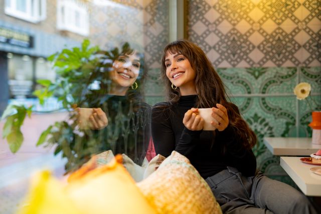 Vrouw geniet van een kop thee bij Troost & Leut