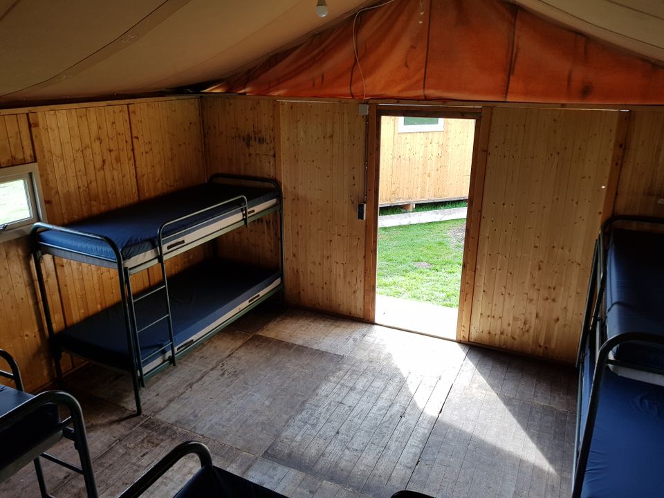 Es gibt 2 Zelte mit je 2 Schlafbereichen und 5 Etagenbetten pro Bereich.
