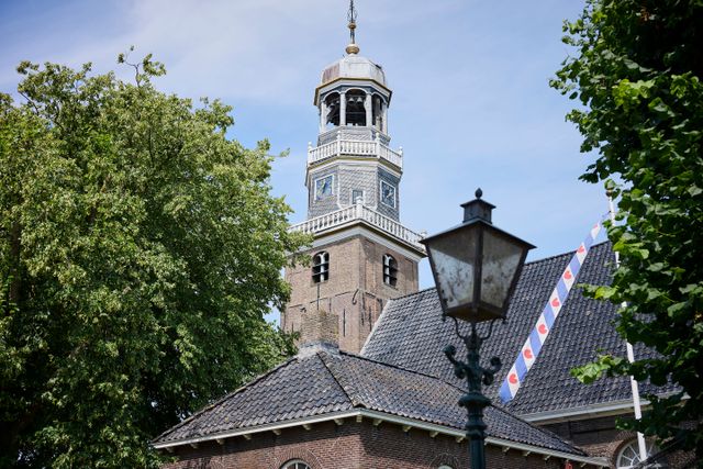 De kerktoren van Lemmer met een vlaggenmast met Friese wimpel.