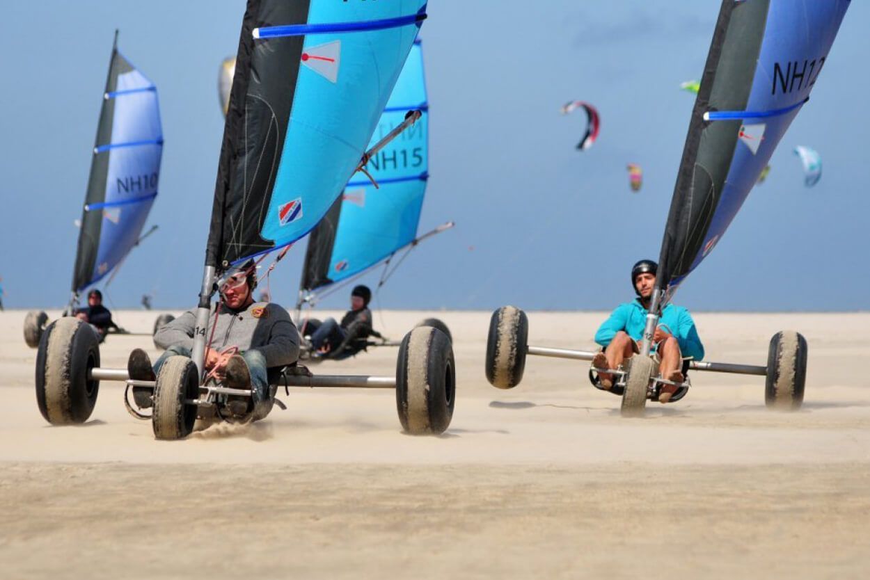 groep strandzeilers op de brouwersdam